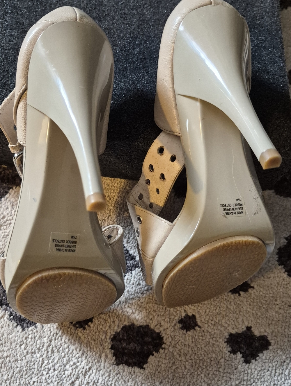 Michael Kors Cream Leather Grommet Crossover Buckle Strap Heeled Sandals NWOT - Picture 7 of 10
